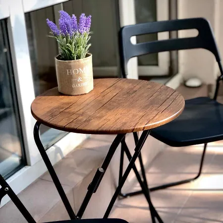 Spacious Modern Vintage Flat In The Heart Of